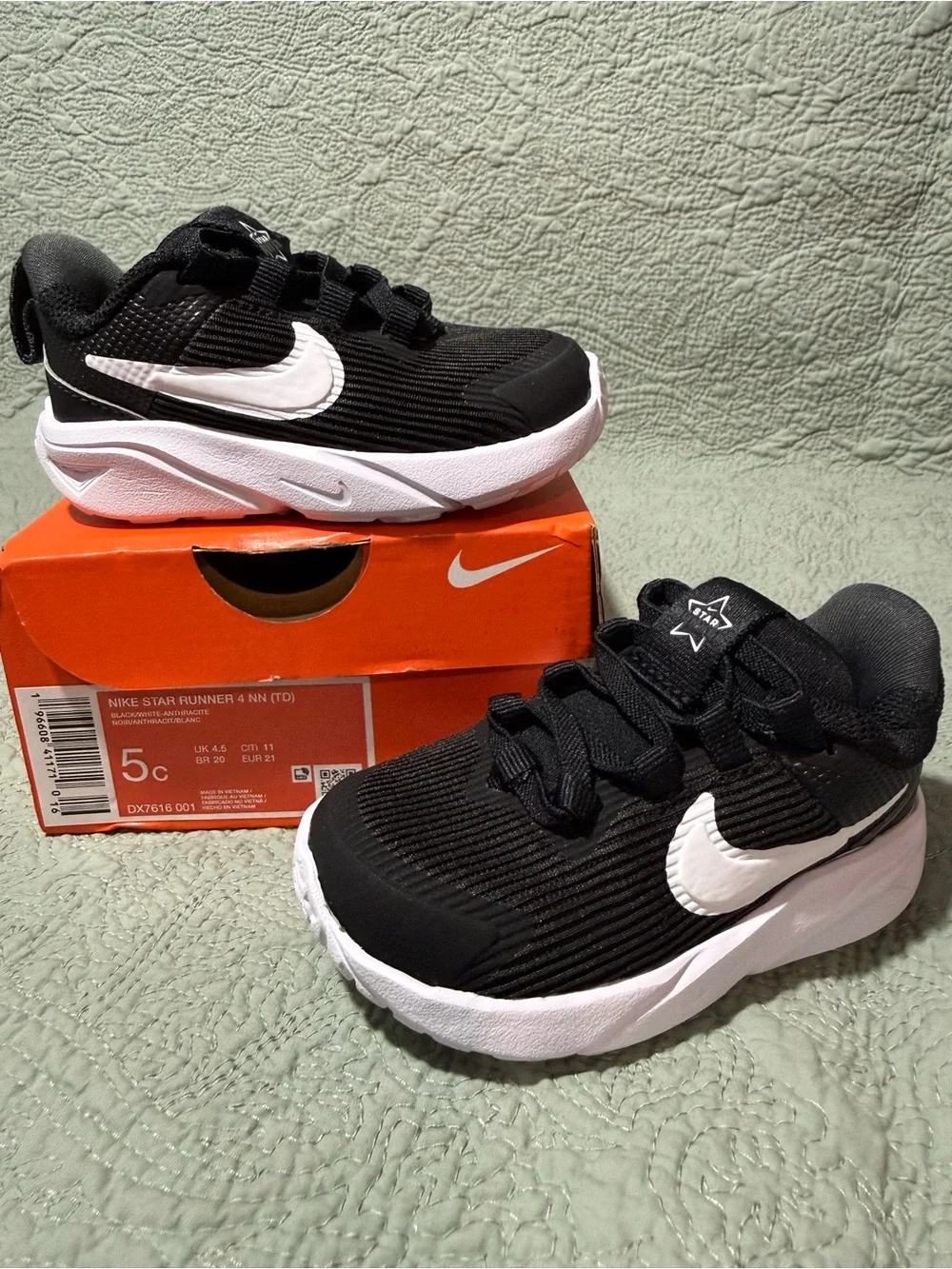 Nike Star Runner 4. Size 5c Black and white